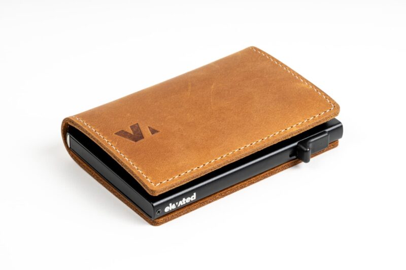 KT003-Kaarditasku-Elevated-Slim-2.0 helepruun värv ja 45 kraadise nurga all