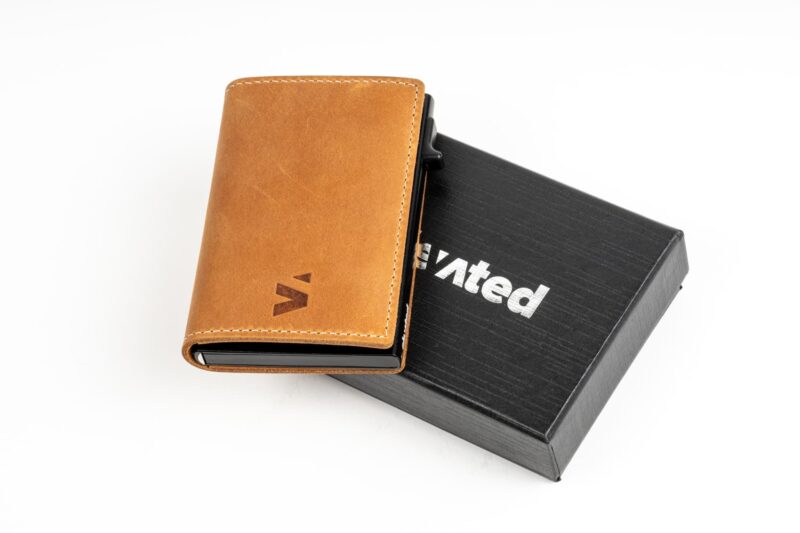 KT003-Kaarditasku-Elevated-Slim-2.0 helepruuni värvi ja pildistatud kinkekarbi peal