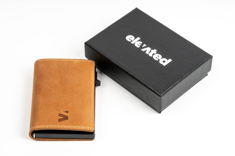 KT003-Kaarditasku-Elevated-Slim-2.0 helepruun koos kinkekarbiga