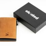 KT003-Kaarditasku-Elevated-Slim-2.0 helepruun ja pildil koos kinkekarbiga