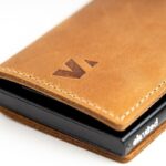 KT003-Kaarditasku-Elevated-Slim-2.0 helepruun ja lähedalt vaade