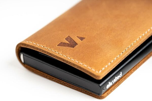 KT003-Kaarditasku-Elevated-Slim-2.0 helepruun ja lähedalt vaade