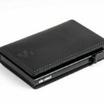 KT003-Kaarditasku-Elevated-Slim-2.0 musta värvi ja 45 kraadise nurga all