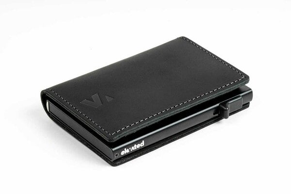 KT003-Kaarditasku-Elevated-Slim-2.0 musta värvi ja 45 kraadise nurga all