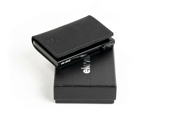 KT003-Kaarditasku-Elevated-Slim-2.0 musta värvi ja koos kinkekarbiga