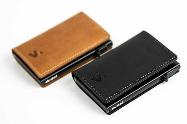 KT003-Kaarditasku-Elevated-Slim-2.0 must ja helepruun 45 kraadise nurga all