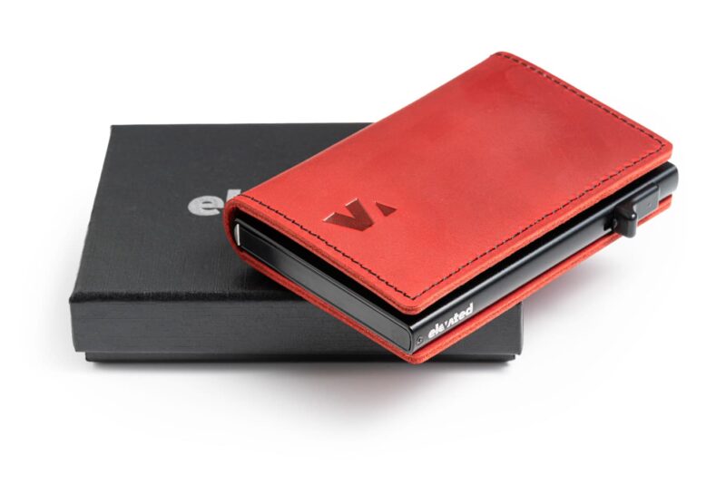 KT003-Kaarditasku-Elevated-Slim-2.0-red-nurga-all-karbiga-valgel-taustal