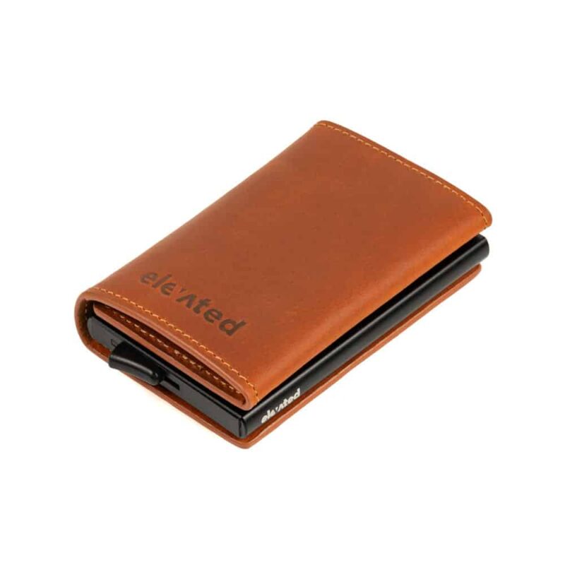 Kaarditasku KT004 Elevated Plus 2.0-brown-nurga-alt-valgel-taustal Kaarditasku KT004 Elevated Plus 2.0 Brown nurga alt