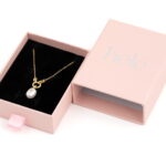 kaelakee-pärl-kinkekarbiga-kuldne-valgel-taustal Kaelakee - Pärl