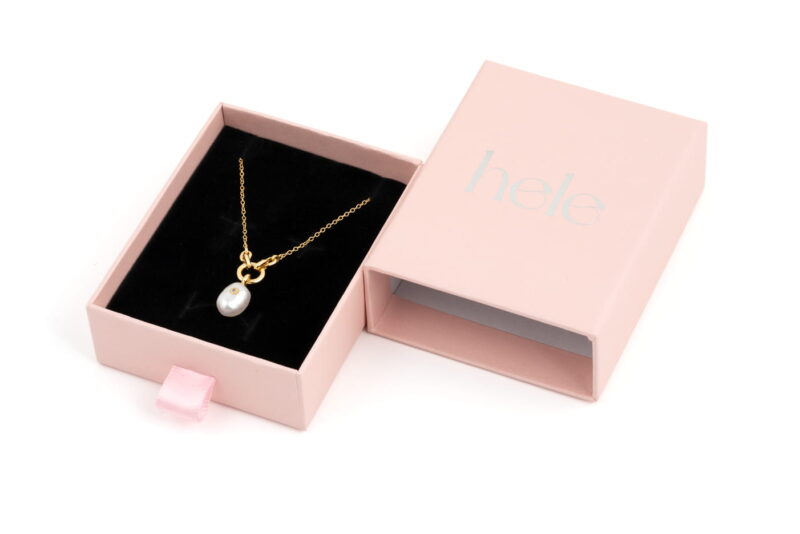 kaelakee-pärl-kinkekarbiga-kuldne-valgel-taustal Kaelakee - Pärl