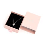 kaelakee-süda-hõbedane-karbis-valgel-taustal Kaelakee - Süda