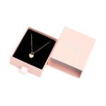 kaelakee-süda-kuldne-karbis-valgel-taustal Kaelakee - Süda