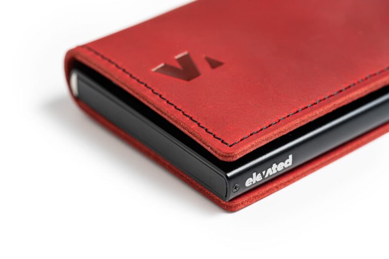 KT003-Kaarditasku-Elevated-Slim-2.0-red-nurga-all-macro-valgel-taustal