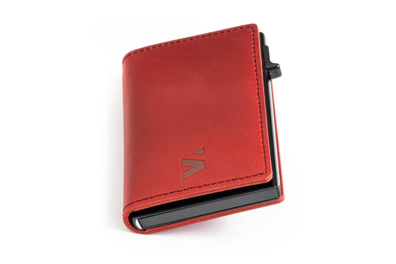 KT003-Kaarditasku-Elevated-Slim-2.0-red-nurga-all-otsevaates-valgel-taustal