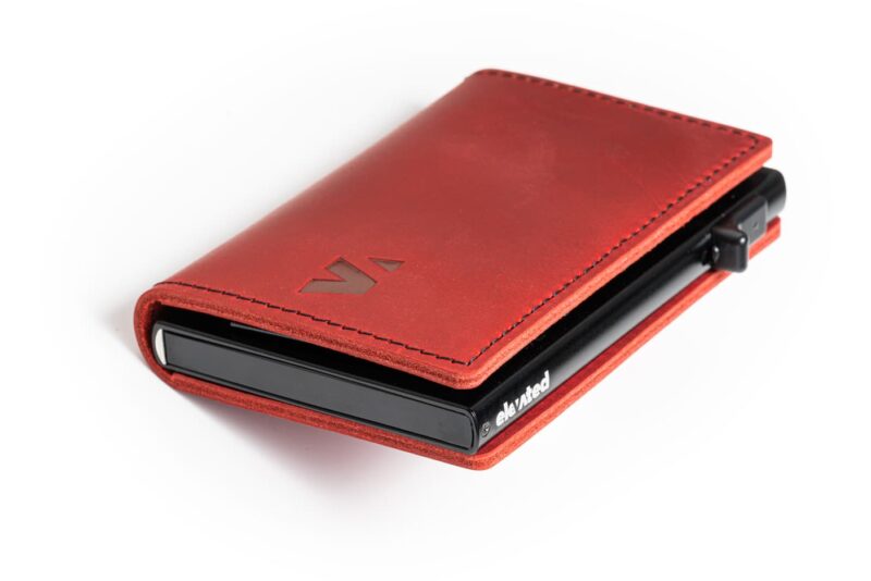 KT003-Kaarditasku-Elevated-Slim-2.0-red-nurga-all-valgel-taustal
