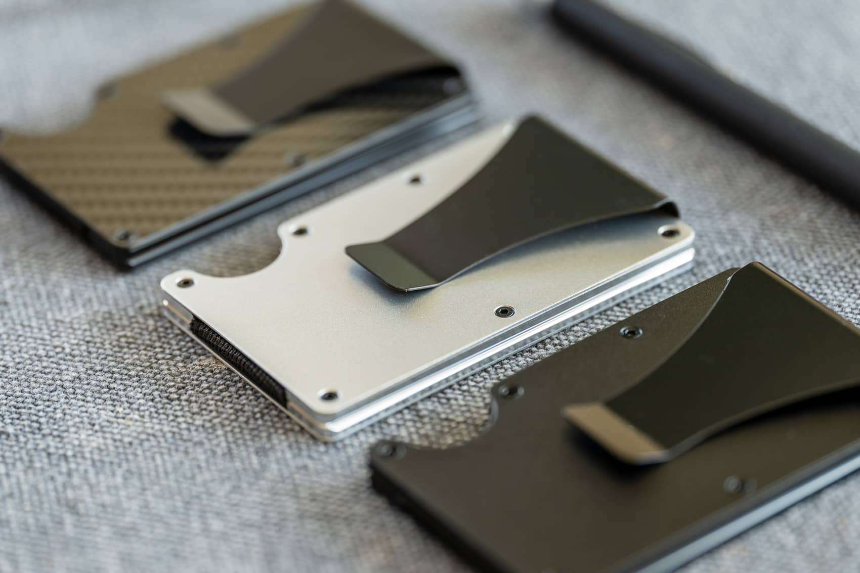 Metallist kaarditaskud hallil taustal