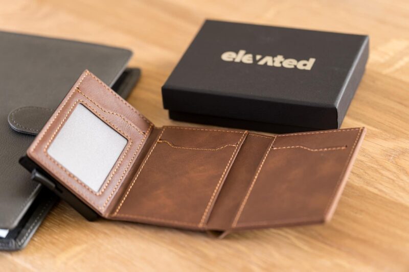 elevated-plus-2.1-kaarditasku-beige-brown-avatuna KT006 - Elevated-plus-2.1-kaarditasku-beige-brown-avatuna