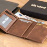 elevated-plus-2.1-kaarditasku-beige-brown-avatuna-koos-kaartidega KT006 - Elevated-plus-2.1-kaarditasku-beige-brown-avatuna-koos-kaartidega