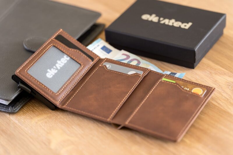 elevated-plus-2.1-kaarditasku-beige-brown-avatuna-koos-kaartidega KT006 - Elevated-plus-2.1-kaarditasku-beige-brown-avatuna-koos-kaartidega