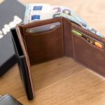 elevated-plus-2.1-kaarditasku-beige-brown-avatuna-sularahaga KT006 - Elevated-plus-2.1-kaarditasku-beige-brown-avatuna-sularahaga