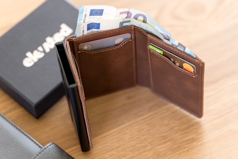 elevated-plus-2.1-kaarditasku-beige-brown-avatuna-sularahaga KT006 - Elevated-plus-2.1-kaarditasku-beige-brown-avatuna-sularahaga