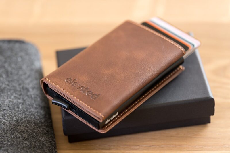 elevated-plus-2.1-kaarditasku-beige-brown-koos-kaartidega KT006 - Elevated-plus-2.1-kaarditasku-beige-brown-koos-kaartidega