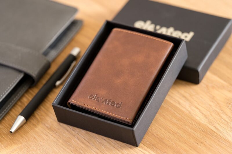 elevated-plus-2.1-kaarditasku-beige-brown-otsevaates-kinkekarbis KT006 - Elevated-plus-2.1-kaarditasku-beige-brown-otsevaates-kinkekarbis