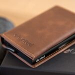 elevated-plus-2.1-kaarditasku-beige-brown-otsevaates-lähivõte KT006 - Elevated-plus-2.1-kaarditasku-beige-brown-lähivõte