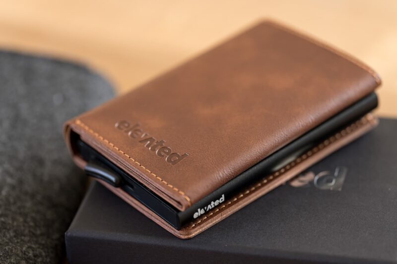 elevated-plus-2.1-kaarditasku-beige-brown-otsevaates-lähivõte KT006 - Elevated-plus-2.1-kaarditasku-beige-brown-lähivõte