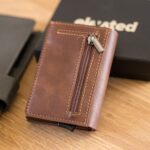 elevated-plus-2.1-kaarditasku-beige-brown-tagumine-pool KT006 - Elevated-plus-2.1-kaarditasku-beige-brown-tagumine-pool