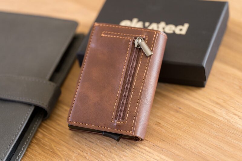 elevated-plus-2.1-kaarditasku-beige-brown-tagumine-pool KT006 - Elevated-plus-2.1-kaarditasku-beige-brown-tagumine-pool