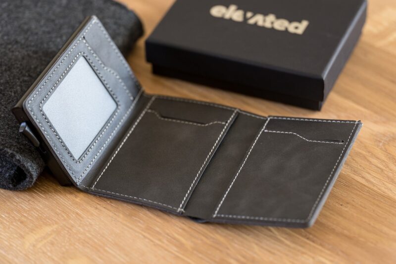 elevated-plus-2.1-kaarditasku-signal-black-avatuna KT006 - Elevated-plus-2.1-kaarditasku-signal-black-avatuna