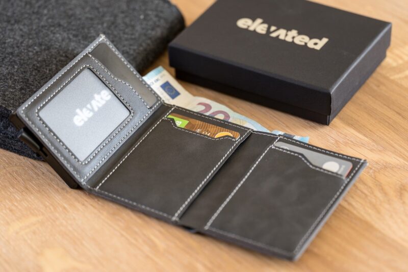 elevated-plus-2.1-kaarditasku-signal-black-avatuna-koos-kaartide-ja-sularahaga KT006 - Elevated-plus-2.1-kaarditasku-signal-black-avatuna-koos-kaartide-ja-sularahaga