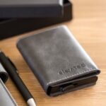 elevated-plus-2.1-kaarditasku-signal-black-flat-lay KT006 - Elevated-plus-2.1-kaarditasku-signal-black-flat-lay