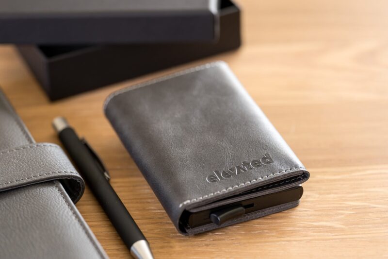 elevated-plus-2.1-kaarditasku-signal-black-flat-lay KT006 - Elevated-plus-2.1-kaarditasku-signal-black-flat-lay