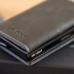 elevated-plus-2.1-kaarditasku-signal-black-lähivaade KT006 - Elevated-plus-2.1-kaarditasku-signal-black-lähivaade