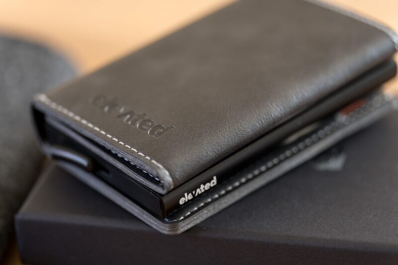 elevated-plus-2.1-kaarditasku-signal-black-lähivaade KT006 - Elevated-plus-2.1-kaarditasku-signal-black-lähivaade