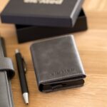 elevated-plus-2.1-kaarditasku-signal-black-otsevaates-flat-lay KT006 - Elevated-plus-2.1-kaarditasku-signal-black-otsevaates-flat-lay