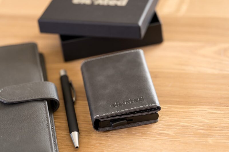 elevated-plus-2.1-kaarditasku-signal-black-otsevaates-flat-lay KT006 - Elevated-plus-2.1-kaarditasku-signal-black-otsevaates-flat-lay