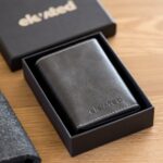 elevated-plus-2.1-kaarditasku-signal-black-otsevaates-kinkekarbis KT006 - Elevated-plus-2.1-kaarditasku-signal-black-otsevaates-kinkekarbis