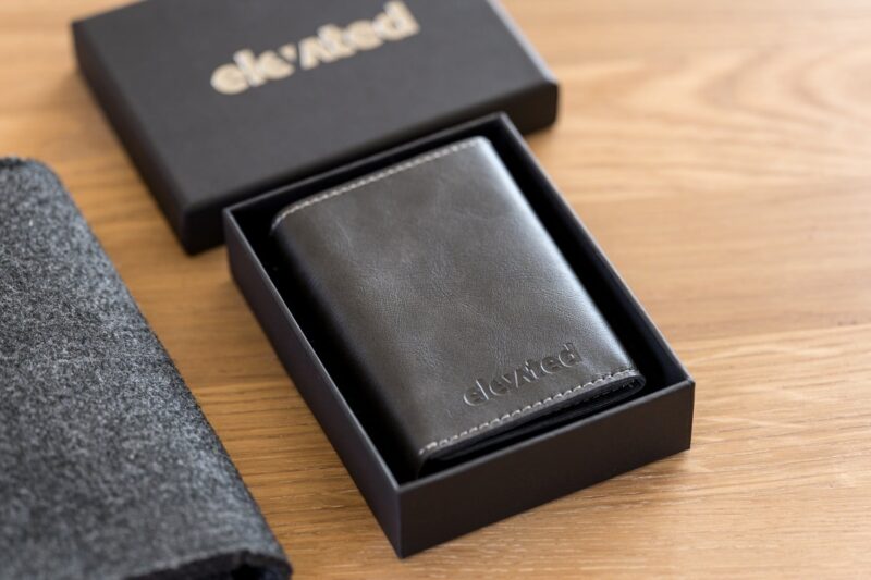 elevated-plus-2.1-kaarditasku-signal-black-otsevaates-kinkekarbis KT006 - Elevated-plus-2.1-kaarditasku-signal-black-otsevaates-kinkekarbis