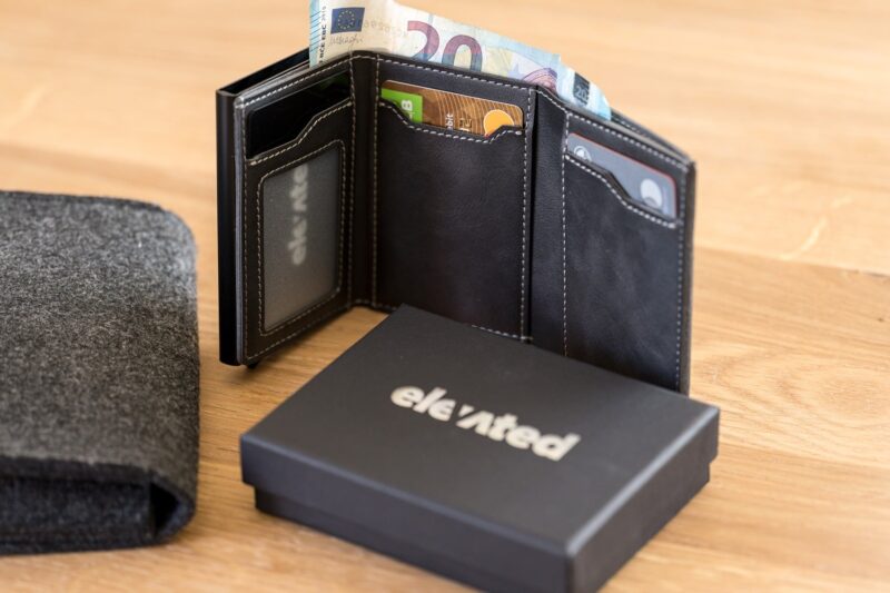 elevated-plus-2.1-kaarditasku-signal-black-püsti-koos-sularahaga KT006 - Elevated-plus-2.1-kaarditasku-signal-black-püsti-koos-sularahaga