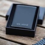 elevated-plus-2.1-kaarditasku-black-flat-lay KT006 - Elevated-plus-2.1-kaarditasku-black-flat-lay-karbis