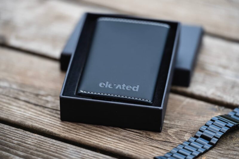 elevated-plus-2.1-kaarditasku-black-flat-lay KT006 - Elevated-plus-2.1-kaarditasku-black-flat-lay-karbis