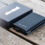 elevated-plus-2.1-kaarditasku-black-flat-lay-karbi-kõrval KT006 - Elevated-plus-2.1-kaarditasku-black-flat-lay-karbi-kõrval