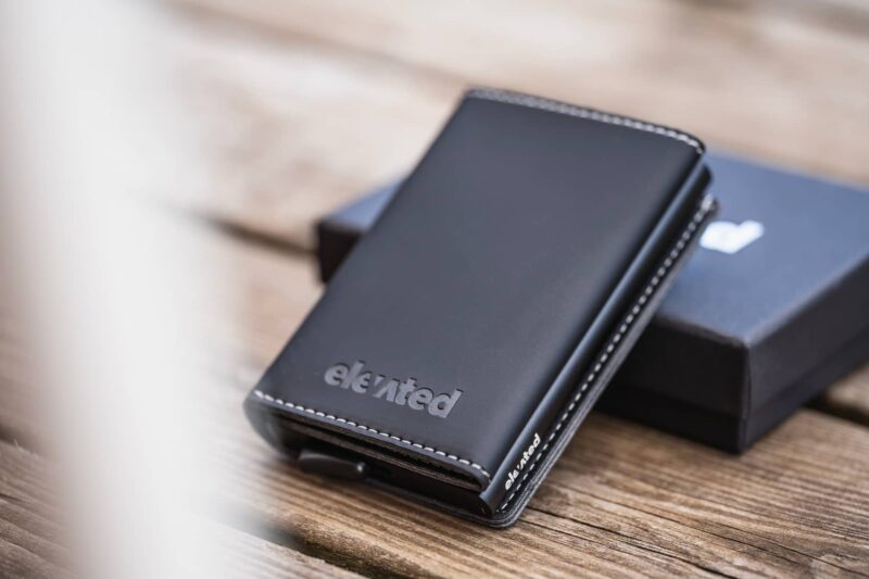 elevated-plus-2.1-kaarditasku-black-flat-lay-koos-karbiga KT006 - Elevated-plus-2.1-kaarditasku-black-flat-lay-koos-karbiga