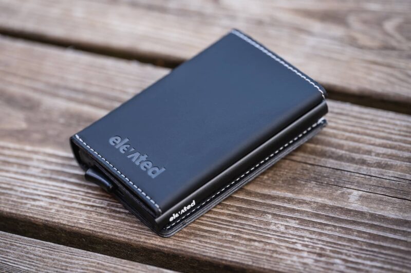 elevated-plus-2.1-kaarditasku-black-flat-lay-nurga-all KT006 - Elevated-plus-2.1-kaarditasku-black-flat-lay-nurga-all