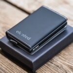 elevated-plus-2.1-kaarditasku-black-karbi peal KT006 - Elevated-plus-2.1-kaarditasku-black-karbi-peal