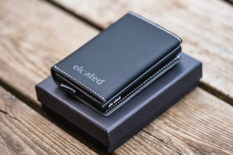 elevated-plus-2.1-kaarditasku-black-karbi peal KT006 - Elevated-plus-2.1-kaarditasku-black-karbi-peal