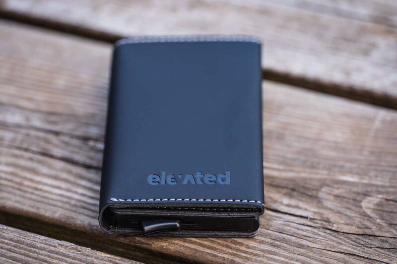 elevated-plus-2.1-kaarditasku-black-otsevaates KT006 - Elevated-plus-2.1-kaarditasku-black-otsevaates